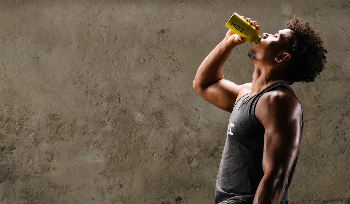 Durante los entrenamientos sudorosos es muy importante beber lo suficiente para evitar la deshidratación. 