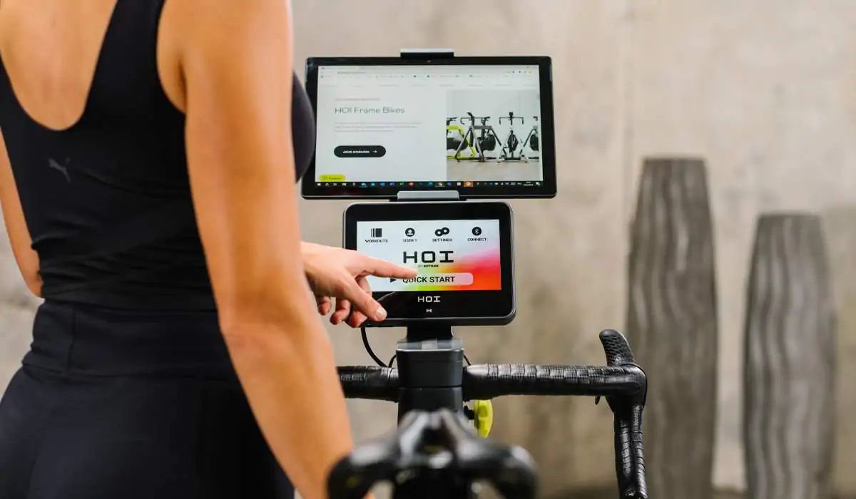 Con las pantallas integradas (pantallas táctiles de 7 pulgadas en las bicicletas HOI FRAME & FRAME+ ) y los soportes para teléfonos y tabletas, nunca perderás de vista tus objetivos durante el entrenamiento.