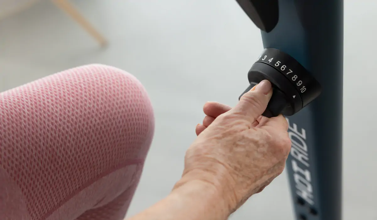Sur le vélo d'appartement HOI RIDE, par exemple, le réglage progressif s'effectue manuellement à l'aide d'une molette.